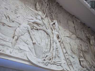Barbieri dedica tutta la parte centrale del manufatto alle attivit� umane che ne rappresentano le plurisecolari fonti di ricchezza. Ecco cos� un ulivo, vero �albero della vita� per la Puglia, e una donna ai suoi piedi con una giara per l�olio